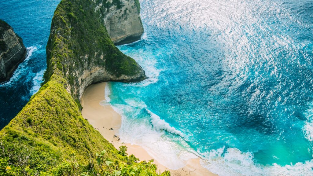 manta-bay-or-kelingking-beach-on-nusa-penida-island-bali-indonesia.jpg
